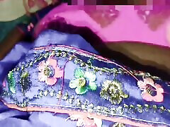 Pink choli chadhi wali aunty ko uncle ne bedroom me raat bhar pela.