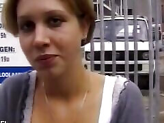 recoge a una jovencita de la calle para tener un casting sexual con un tipo cachondo