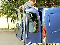 мою маму первый Анальный секс в машине