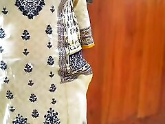 un homme aide sa voisine bhabhi pendant quelle lui démange le corps, puis ils répondent à leurs besoins sexuels