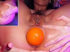 plaisirs anaux avec orange et vibromasseur bouche bée, chatte poilue, énorme jouet, hardcore, gros plan, adolescent
