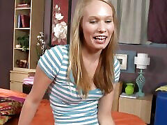 geiles teen dakota macht eine muschi-show und spritzt hart ab