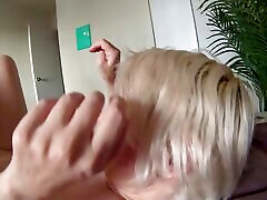 nackte stiefmutter gibt deinem schwanz einen heißesten handjob!