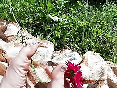 landfrau neckt schwanz mit füßen und blume