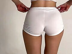 dehnung einer schönen blondine in kurzen shorts