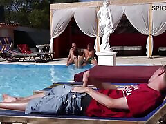 cuckold: sperma im pool, im pool heiße vollbusige mary rider