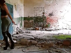Boots, hedin cam bus & Crushing Tease in an Abandoned Building
