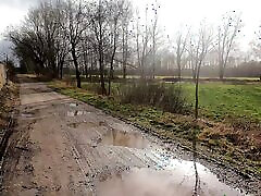 обнаженная грудь наказана в туннеле