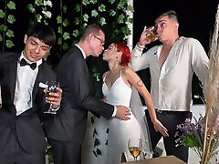 我他妈的我的继父&039;她的未婚妻在她的婚礼当天