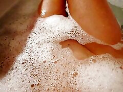 10 minuten mit mir im badezimmer - schaum, füße, strümpfe