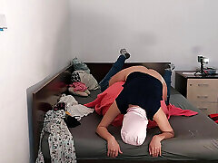 freche sexy milf probiert nackte kleidung an. lateinamerikanische haarige muschi probiert kleidung im bett an