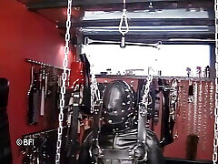 alter kerl wird in tape bondage bestraft