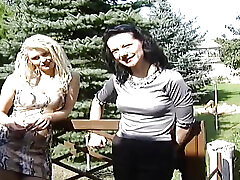 une blonde aux seins naturels sexy se fait forcer à trois dans le jardin