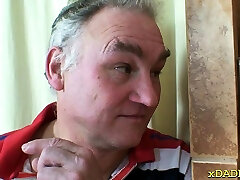 une ado lubrique a baisé un homme âgé et la beaucoup apprécié