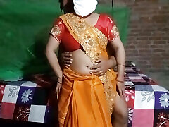 schöne indische bhabhi, die romantik mit ihrem geliebten hat