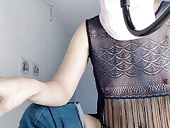 milf sexy coquine essaie des vêtements nus. chatte poilue latina essaie des vêtements au lit
