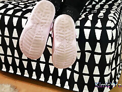 abgenutzte pinke clogs & schmutzige weiße socken - verschwitzt & gebraucht!