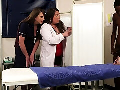 cfnm krankenschwestern lutschen schwarzen penis in 3some