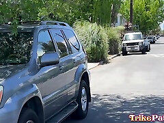 丰满的金发女郎色情与菲律宾门廊海盗在Trike巡逻