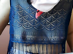 freche sexy milf probiert nackte kleidung an. latina behaarte muschi probiert kleidung im bett an