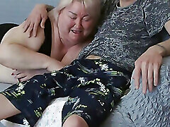 eine freundin lutscht nach der arbeit einen schwanz und bekommt eine portion sperma in den mund