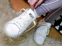 lavendelfarbene leggings, getragene weiße socken & turnschuhe - foot tease & shoeplay