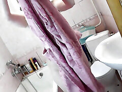 im badezimmer hilft nachbarsliebhaber meiner schlampenfrau beim rasieren der muschi. natürliche titten. arsch. muschi. hautnah. nasse muschi. blondine. frau. reife frau