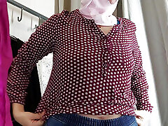 sexy brünette probiert strumpfhosen, haarige muschi, großen arsch, große titten an. amateur frau haarige muschi, große titten, große brustwarzen, großer arsch