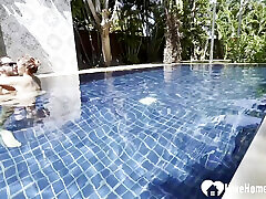 heißes babe schwimmt und bekommt meinen schwanz am pool