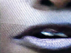 梦幻般的年轻黑色曲线优美的性交狗爬式通过一个怪物黑公鸡