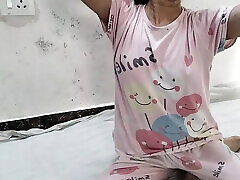 Little step sister ko nanga karke bathroom me pel diya