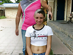 chica calva afeitada suave y cachonda tiene doble penetración en todos los agujeros! dp mmf, doble follada de coño, doble anal y corrida en la cabeza calva