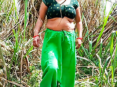 Indian Bhabhi Ki Gand Aur Chut Dono Mein Chudai Sugarcane Ke Khet Mein Ghar Se dandy danials Indian Sex Video