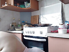 brune poilue amateur, gros seins, femme poilue sensuelle dans la cuisine. milf sexy, chatte poilue, gros cul