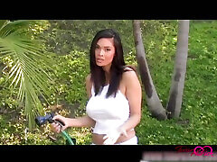 黑发荡妇Tera Patrick用一个胖玩具塞她的阴部！