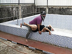couple romantique indien telugu appréciant la baise hardcore en levrette dans la piscine telugu-baiseurs