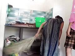 le propriétaire indien de la mother douther on cam a secrètement baisé la bonne très fort