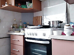 femme nue role mom son préparant de la nourriture dans la cuisine. chatte brune poilue, gros cul, gros seins