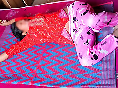 indischer bhabhi-film -bhabhi kocht essen als bruder kommt nach hause als bhabhi lutscht großen koch und bruder fickt bhabhi muschi