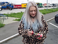 versautes teen babe lutscht schwänze auf rastplatztoiletten leer