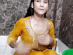 Bhabhi ko bathroom me pakad ke jabar dasti pela