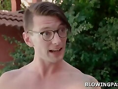 milf aux gros seins faisant une pipe au crackhead fucks son de chambre