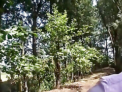 zwei wanderer treffen ein süßes mädchen im wald zum vergnügen