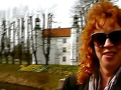 milf allemande rousse se fourre avec un gode