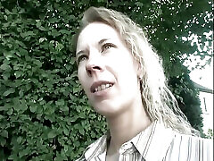 vorsprechen einer deutschen blondine, die vor der kamera masturbiert, um pornodarstellerin zu werden