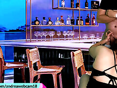 la nuit au bar en train de coucher avec la serveuse car il n&39;y a plus personne qui danse!!!