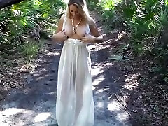 Schöne blonde spielt am Meer