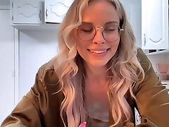 amateur blondes tätowiertes babe spielt mit ihrer großen fotze
