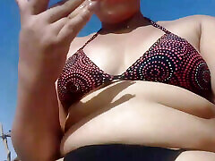 latina brune au gros cul est très excitée et finit par se masturber sur la plage, le sable et le soleil