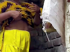doit être à surveiller!! vraie douche indienne desi!